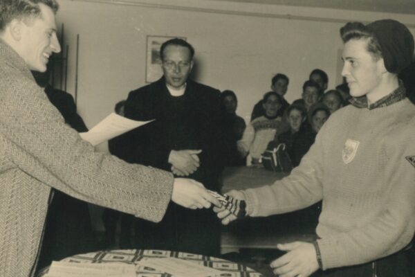 Don Soave durante una premiazione sportivaDon Soave Costantini bei einer sportlichen Prämierung