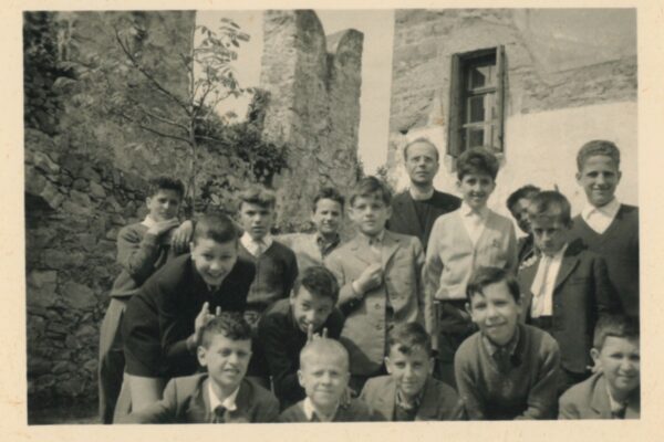 Don Soave con un gruppo di bambiniDon Soave mit einer Kindergruppe