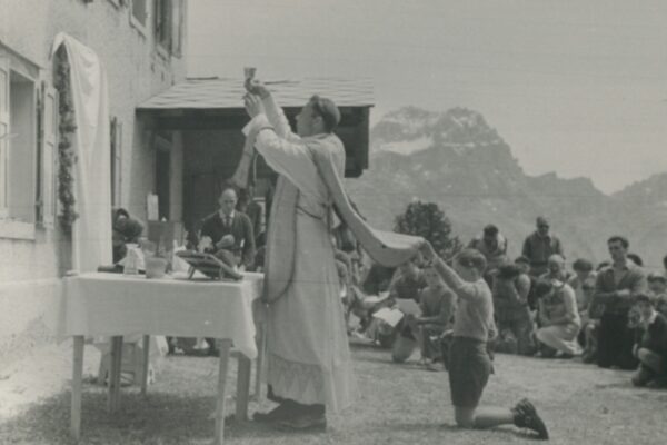 Don Soave durante una celebrazione eucaristica all'apertoDon Soave bei einer Feldmesse